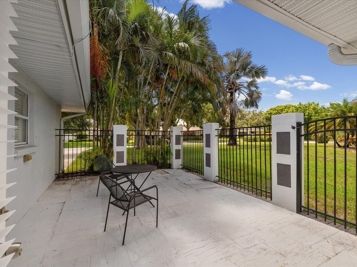 118 LIVE OAK LANE — photo 17 of 39