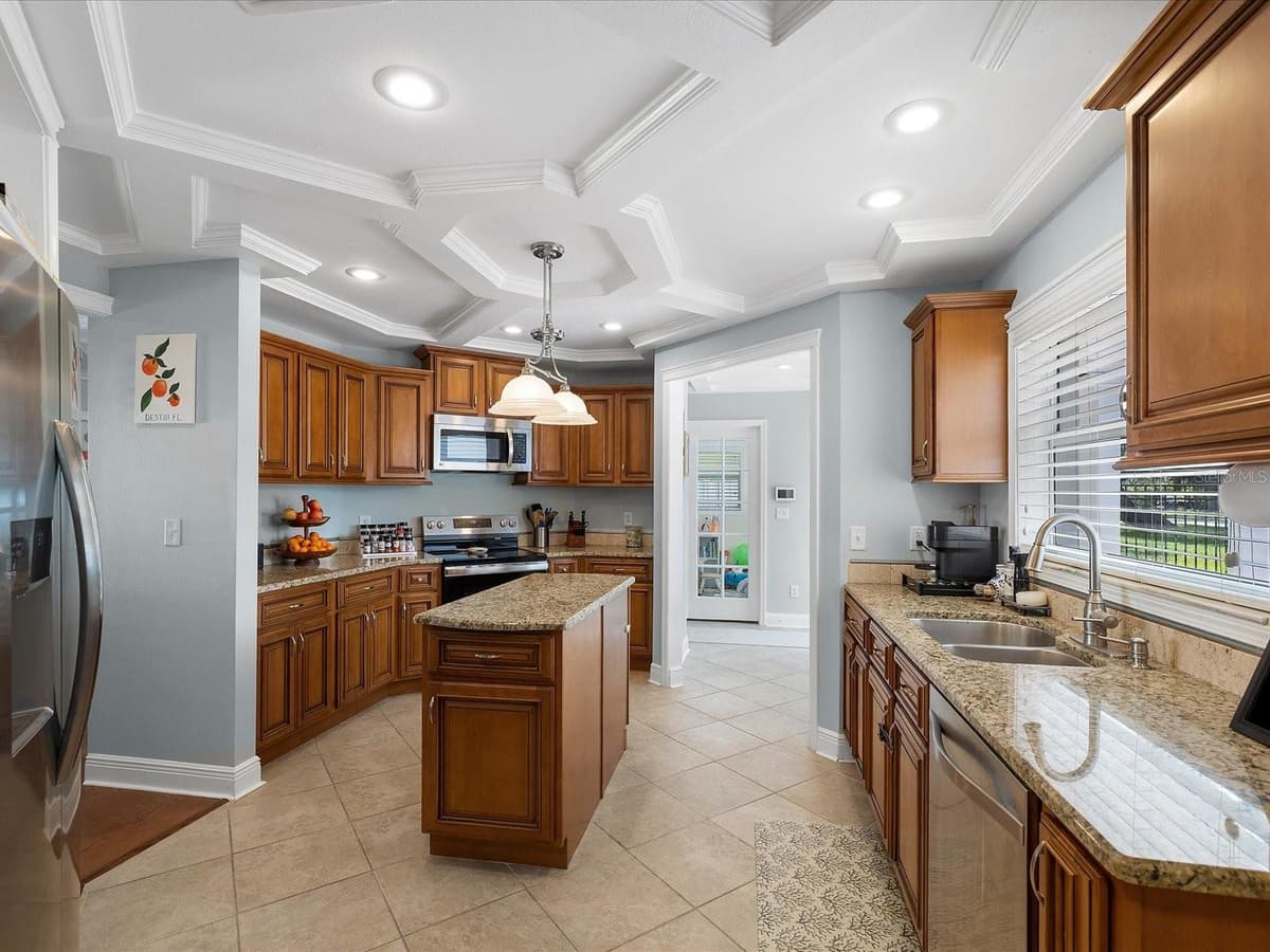 118 LIVE OAK LANE — photo 6 of 39