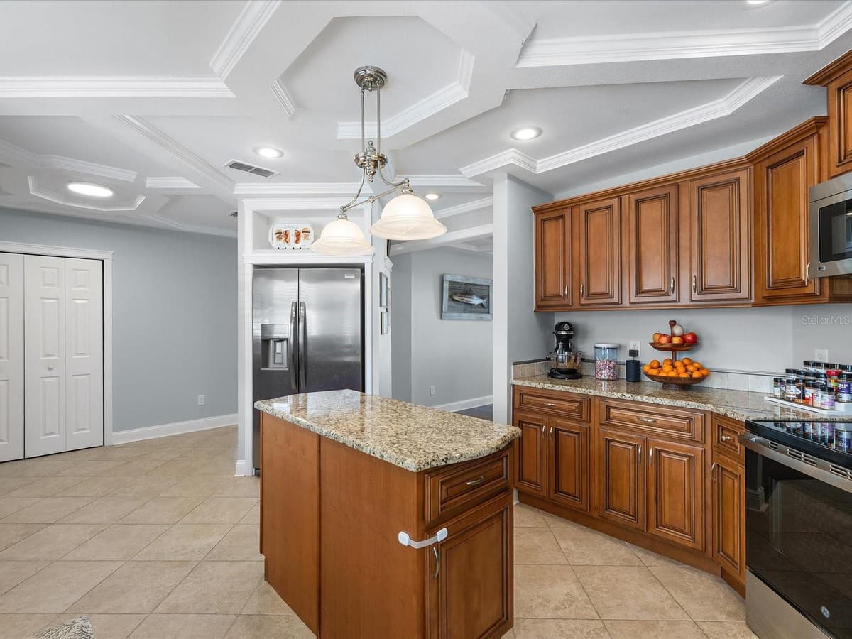 118 LIVE OAK LANE — photo 8 of 39