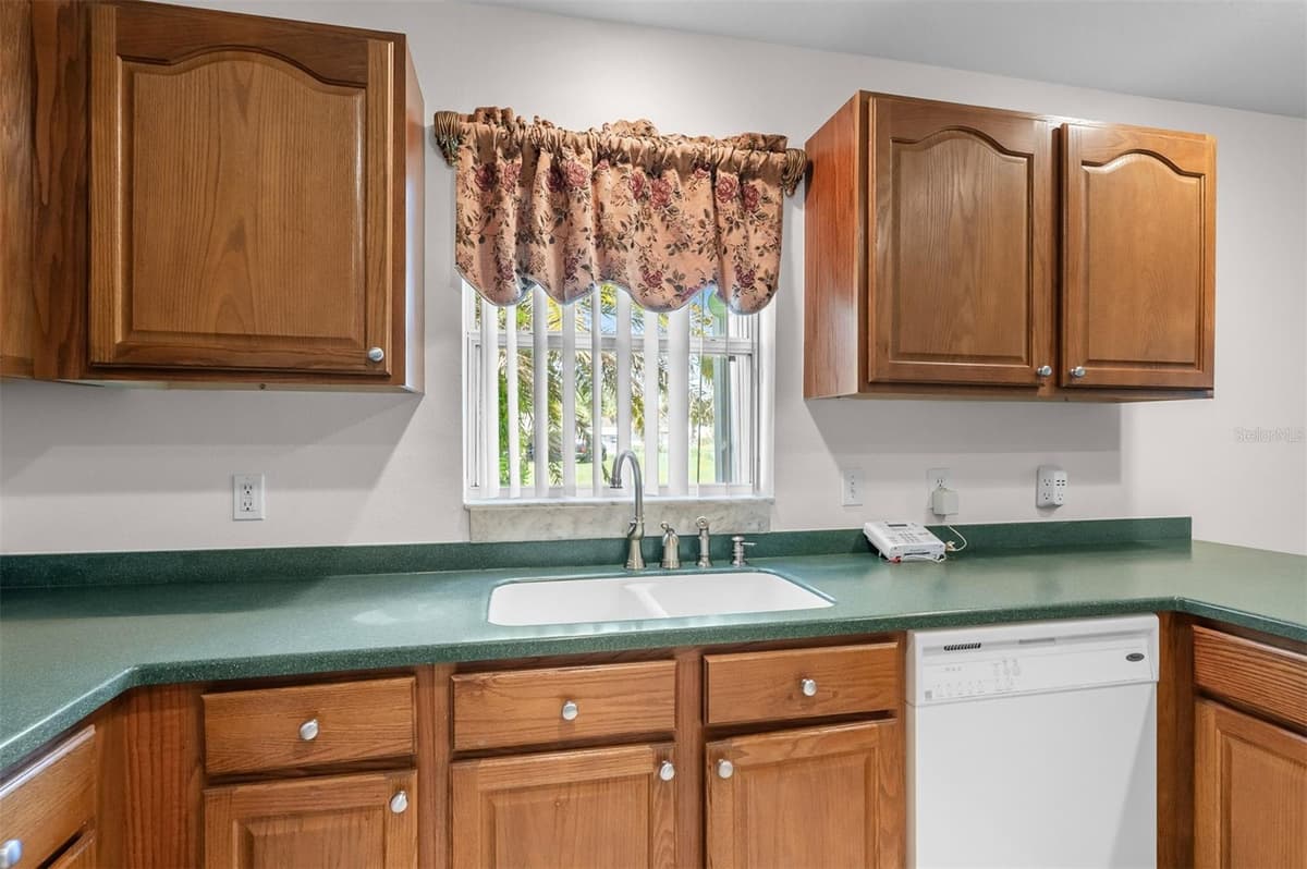 401 BROOKEDGE NE STREET — photo 14 of 36