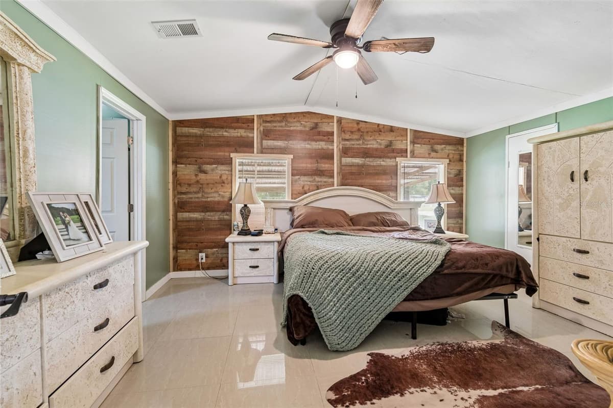 18020 RIGSBY ROAD — photo 12 of 24