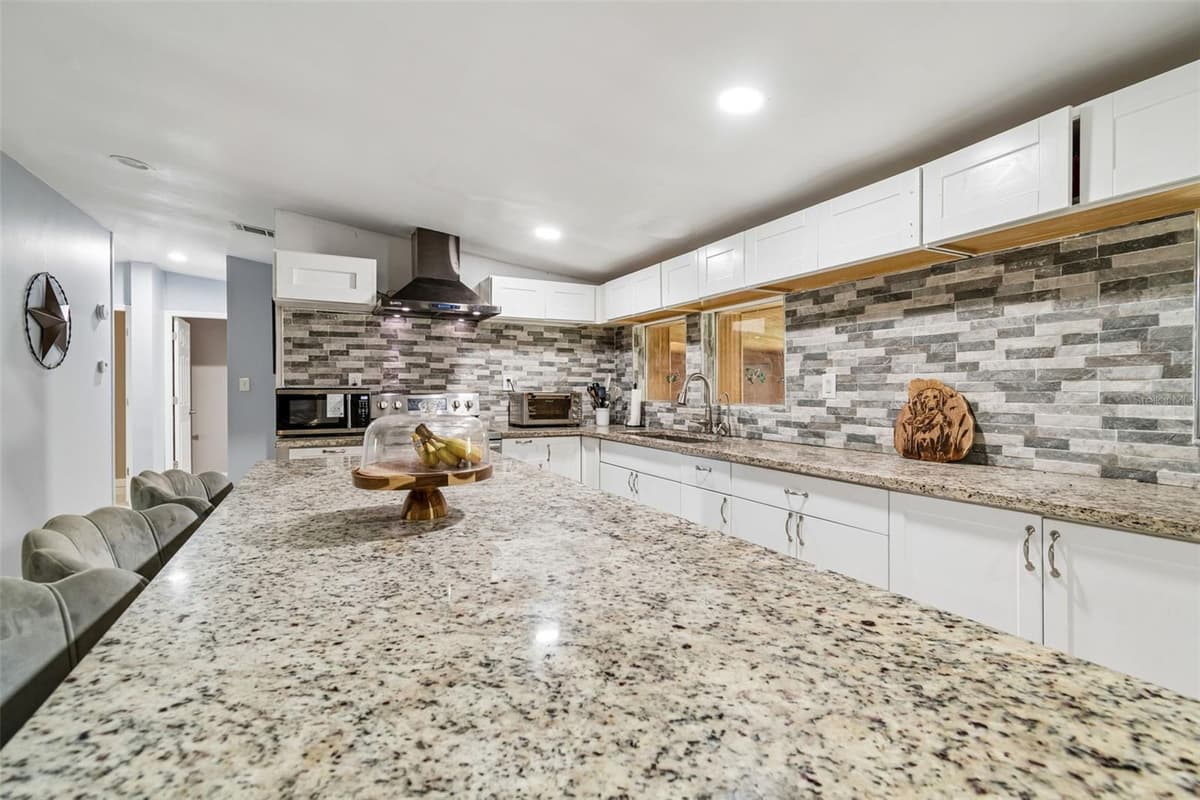 18020 RIGSBY ROAD — photo 11 of 24