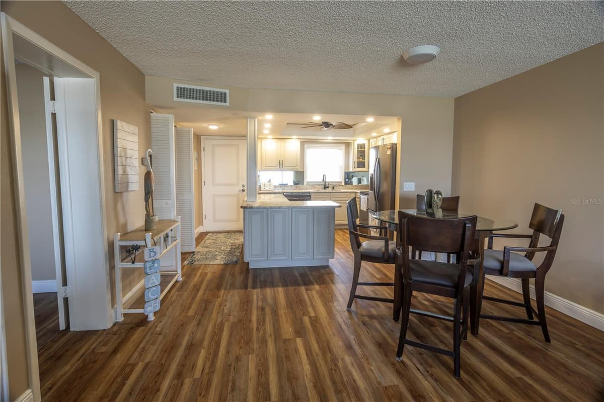 4525 COVE CIRCLE — photo 4 of 28