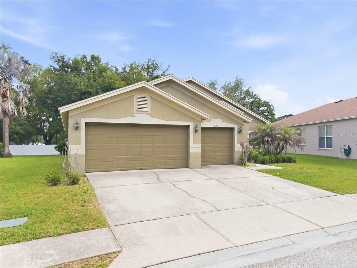 5912 BRAMBLE BUSH COURT — photo 5 of 60