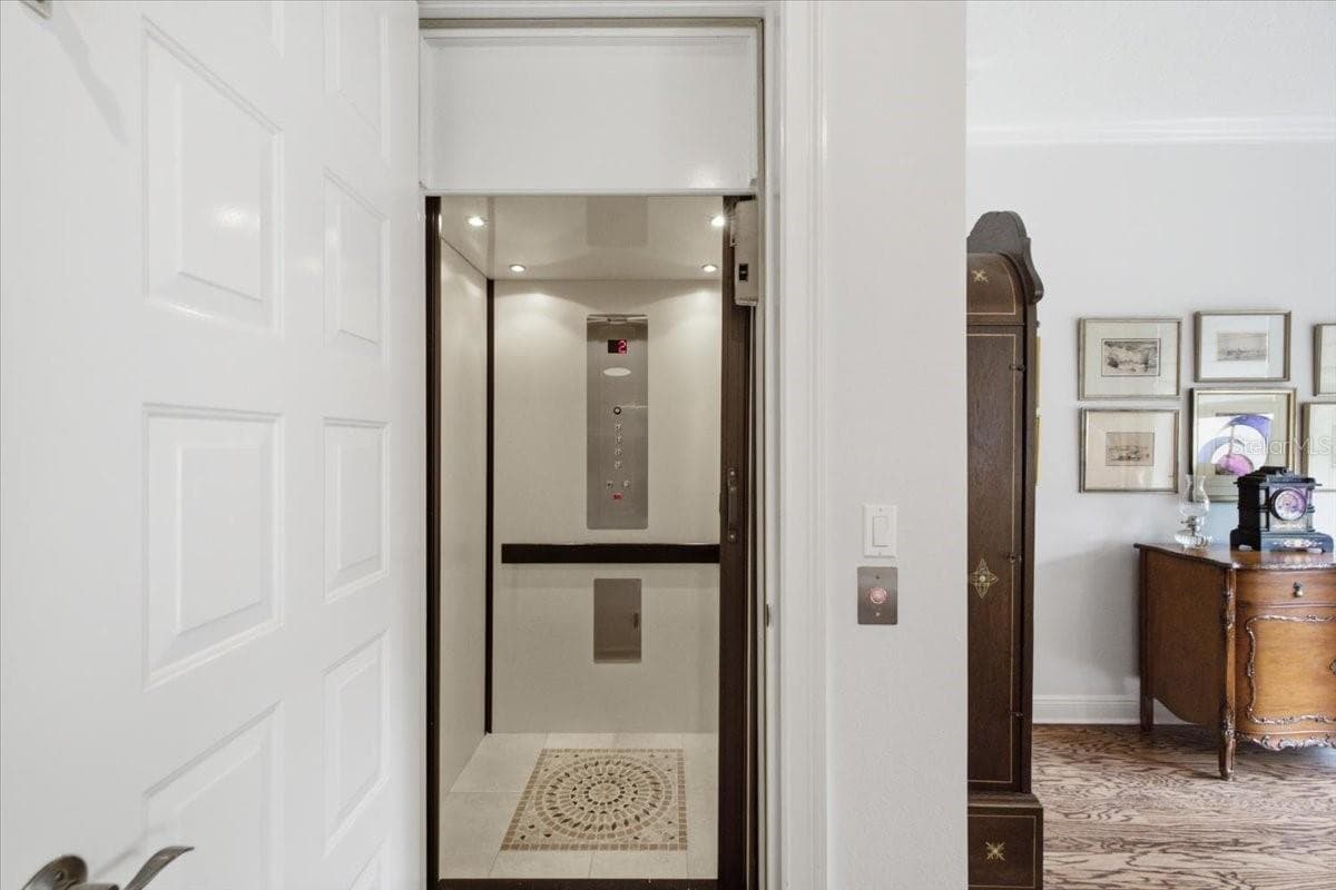114 DAVIS BOULEVARD — photo 17 of 52