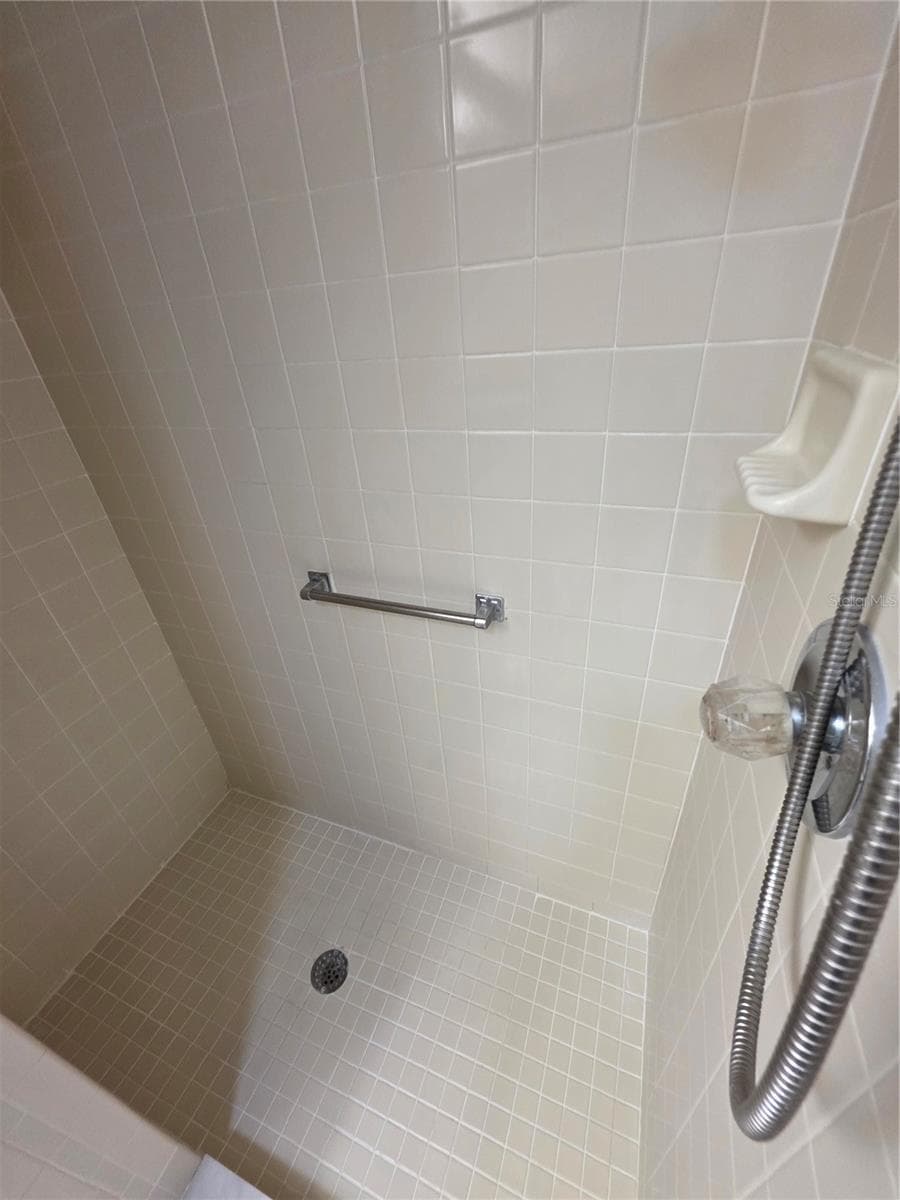 7376 MEADOW BROOK LANE — photo 16 of 33
