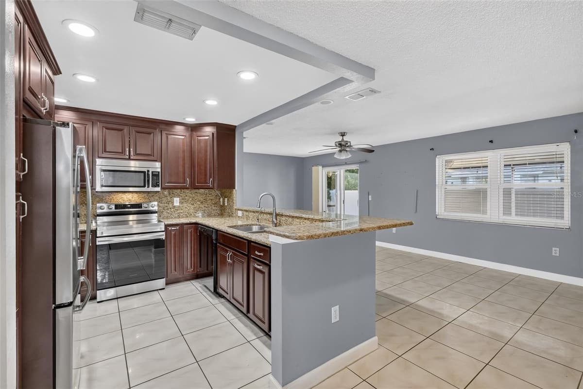 3104 DOLE STREET — photo 6 of 22