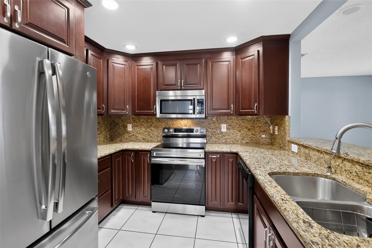 3104 DOLE STREET — photo 8 of 22