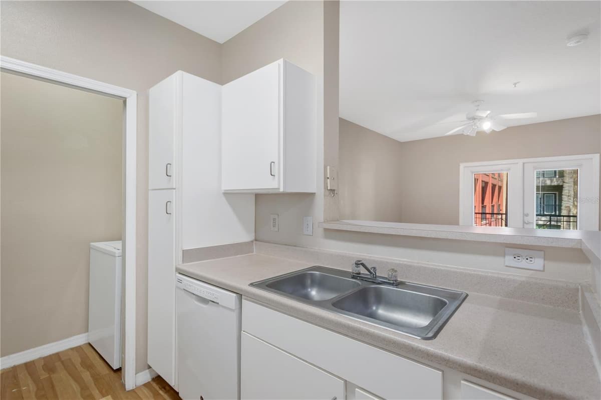 1810 PALM AVENUE — photo 5 of 25