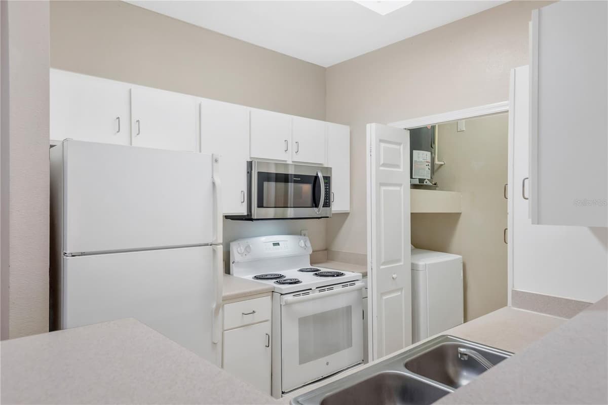 1810 PALM AVENUE — photo 4 of 25