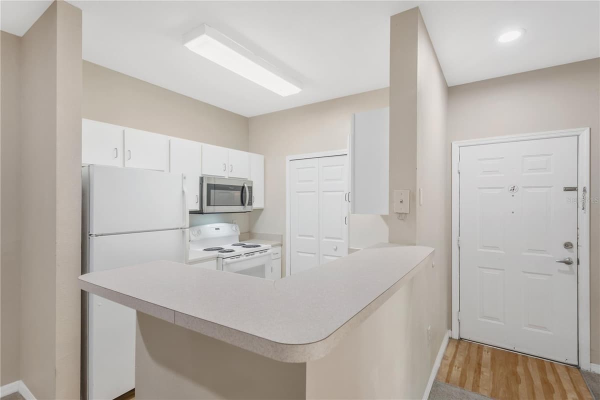 1810 PALM AVENUE — photo 6 of 25