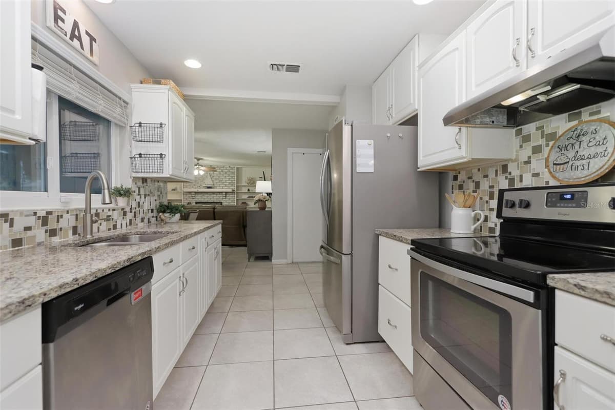 1004 CRESCENT PARKWAY — photo 7 of 36