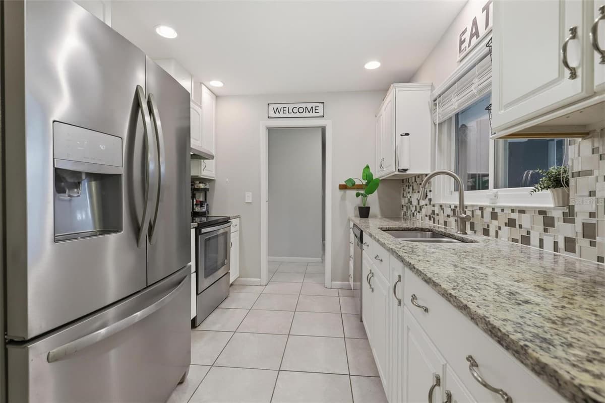 1004 CRESCENT PARKWAY — photo 8 of 36