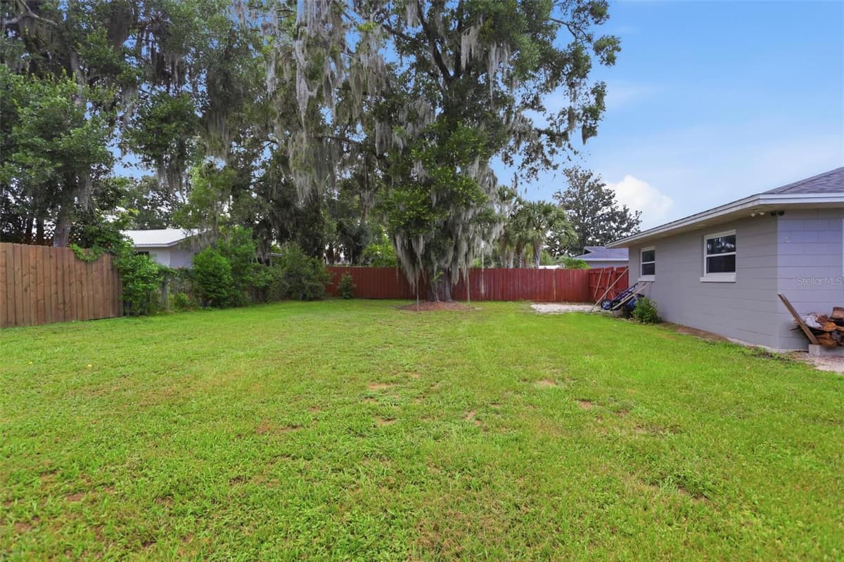 1004 CRESCENT PARKWAY — photo 34 of 36