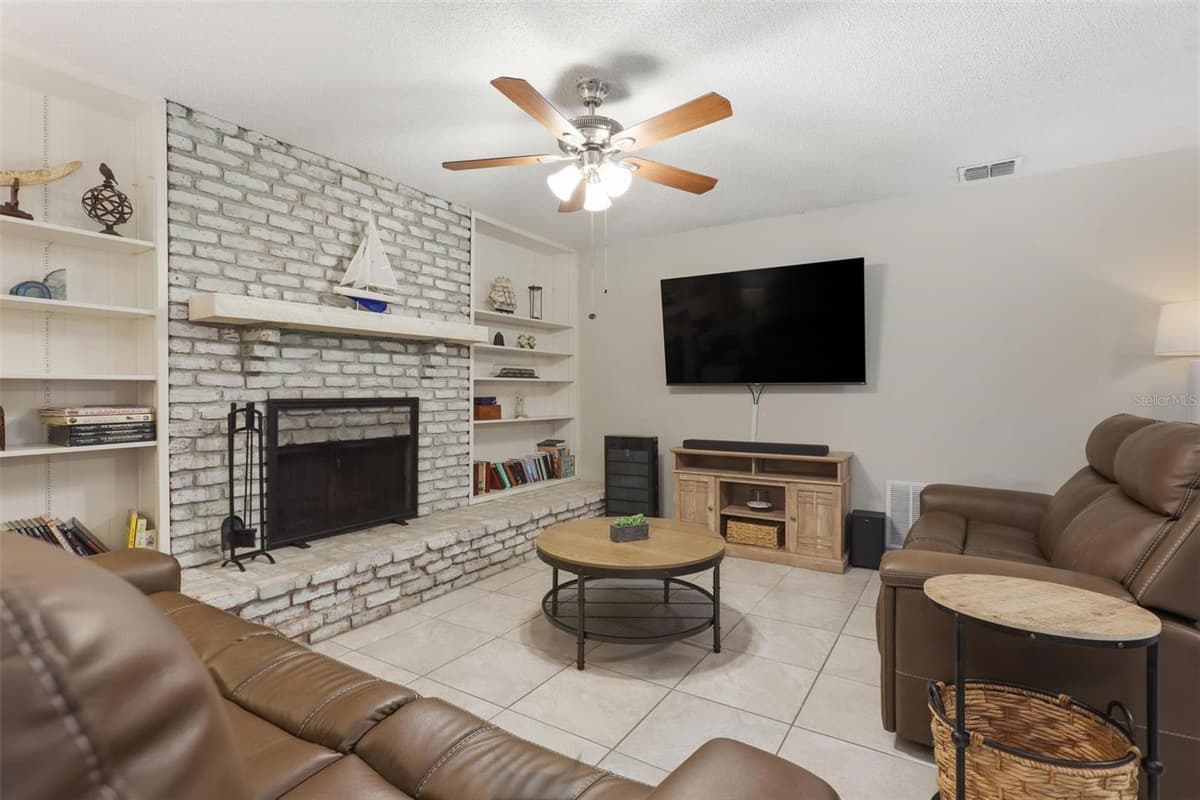 1004 CRESCENT PARKWAY — photo 12 of 36