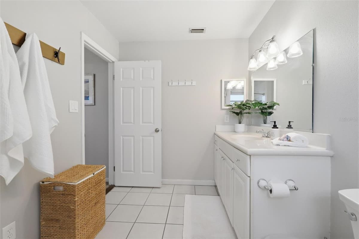 1004 CRESCENT PARKWAY — photo 19 of 36