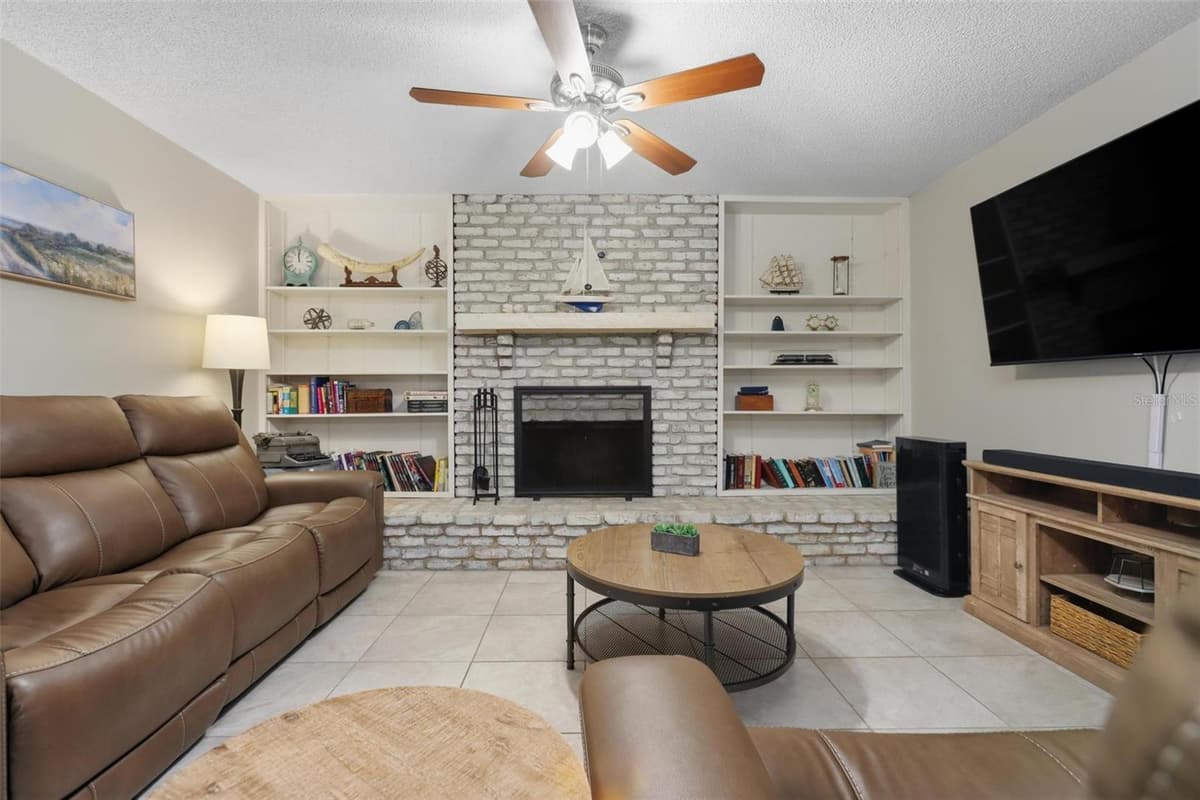 1004 CRESCENT PARKWAY — photo 13 of 36