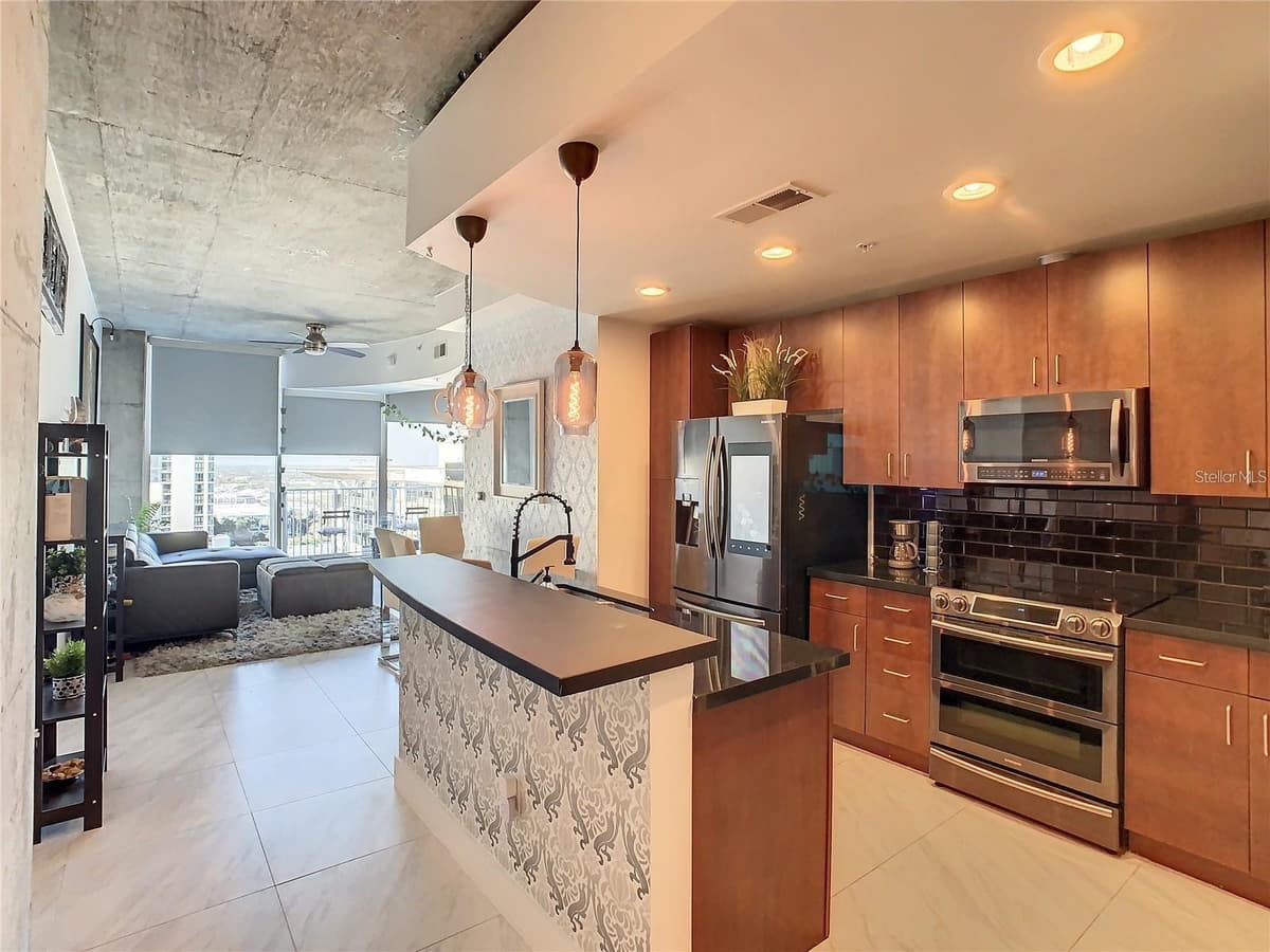 155 COURT AVENUE — photo 10 of 18