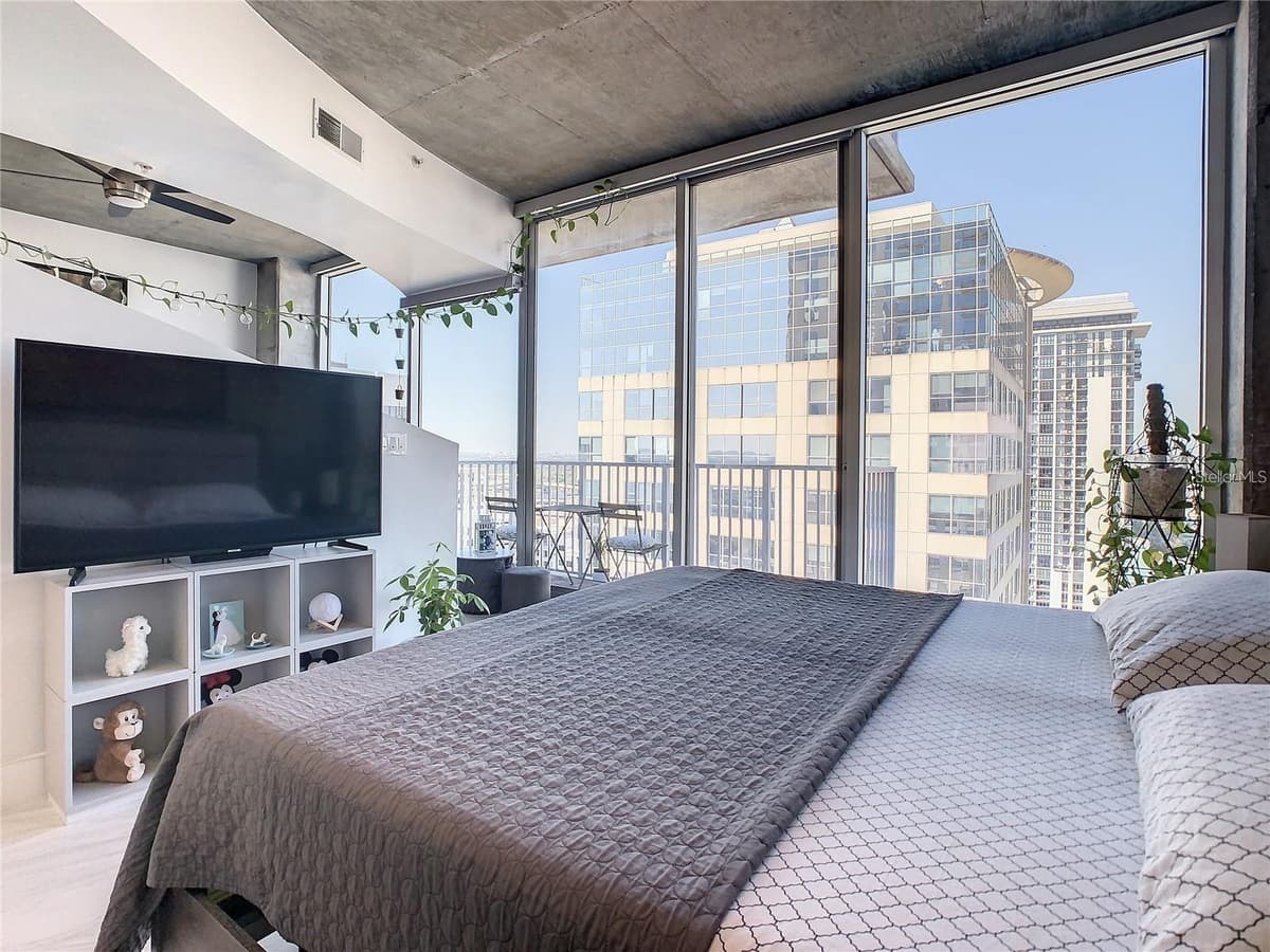155 COURT AVENUE — photo 6 of 18
