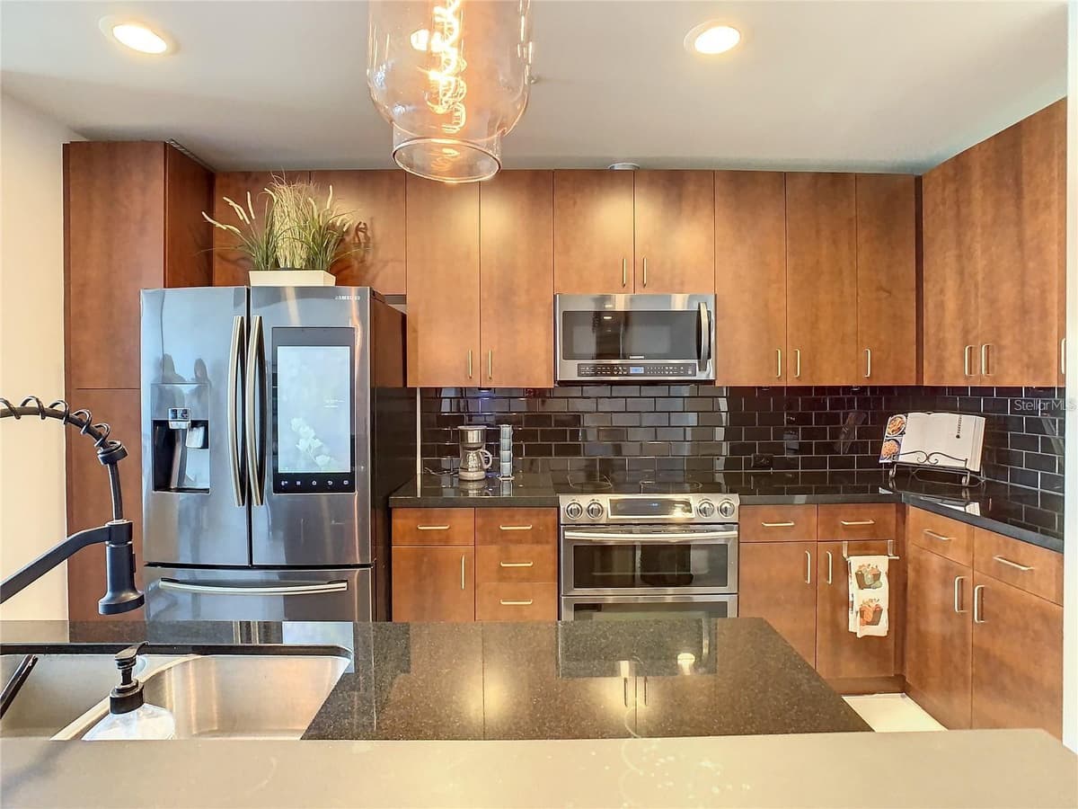155 COURT AVENUE — photo 11 of 18