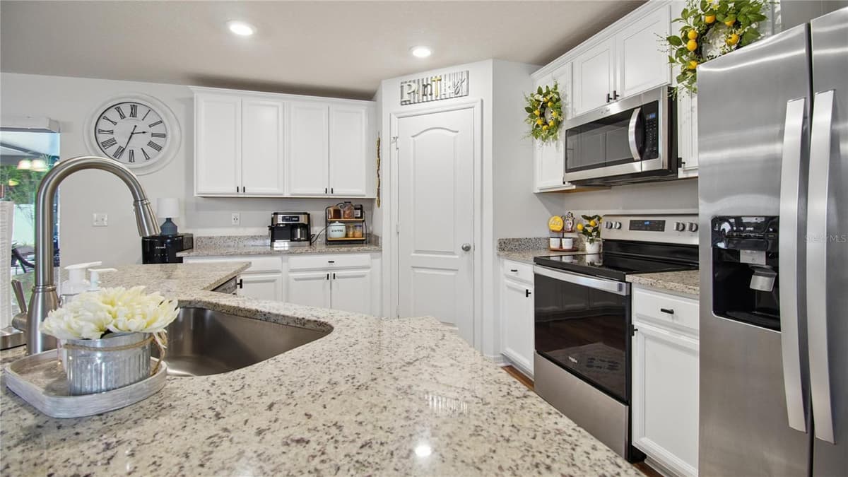 17 RUTH DRIVE — photo 13 of 25