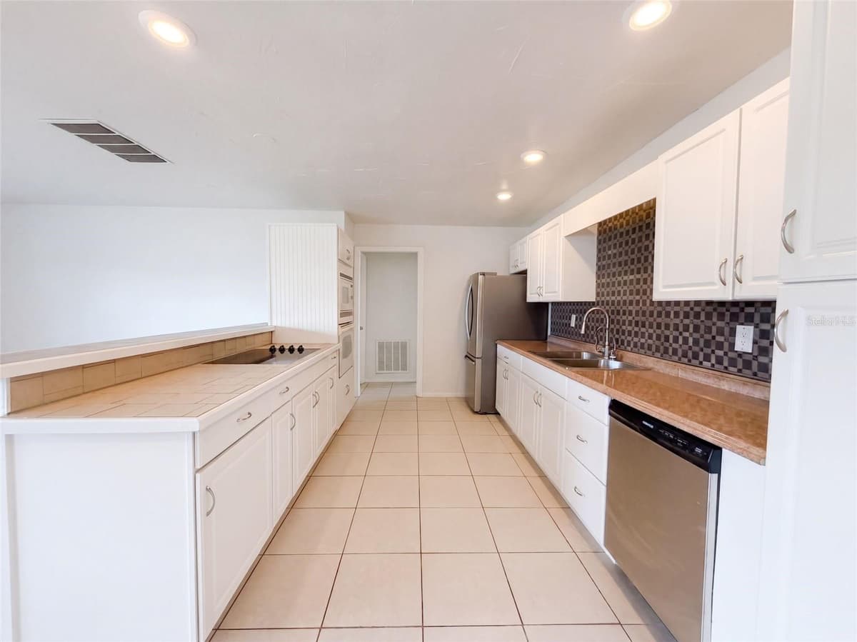 124 SAN BENITO AVENUE — photo 10 of 29