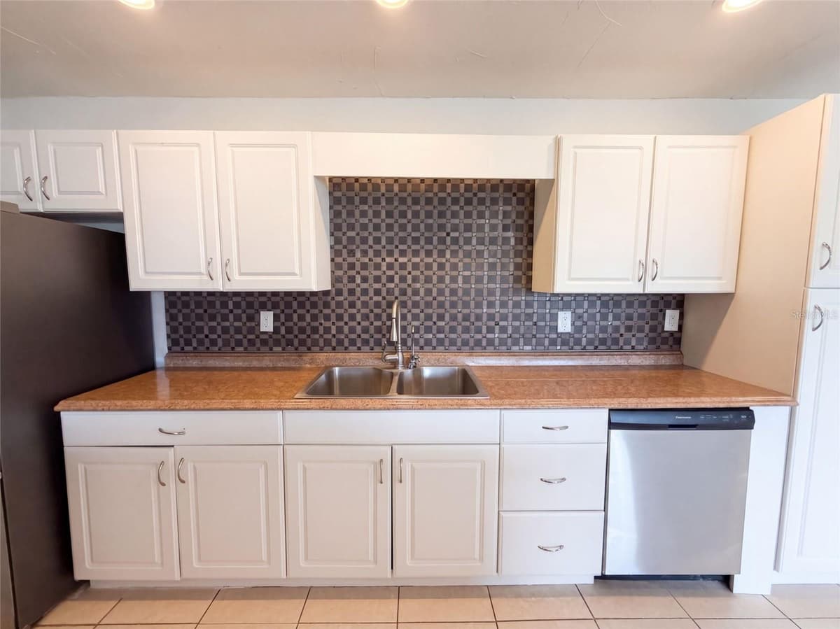124 SAN BENITO AVENUE — photo 12 of 29