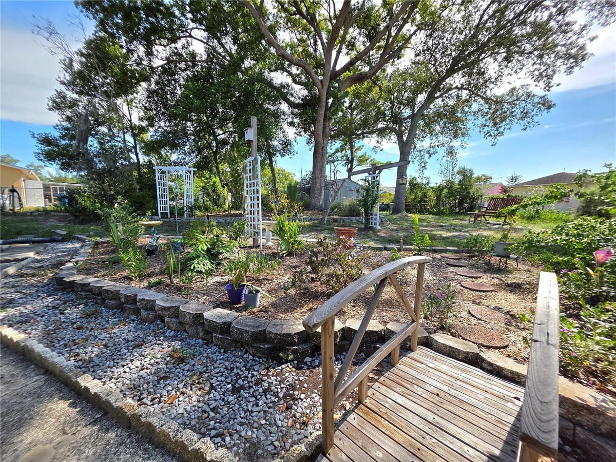 9040 BAY DRIVE — photo 39 of 47