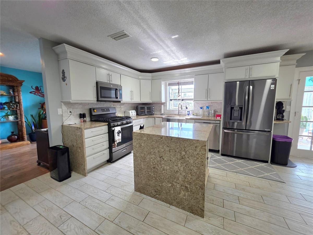 9040 BAY DRIVE — photo 10 of 47