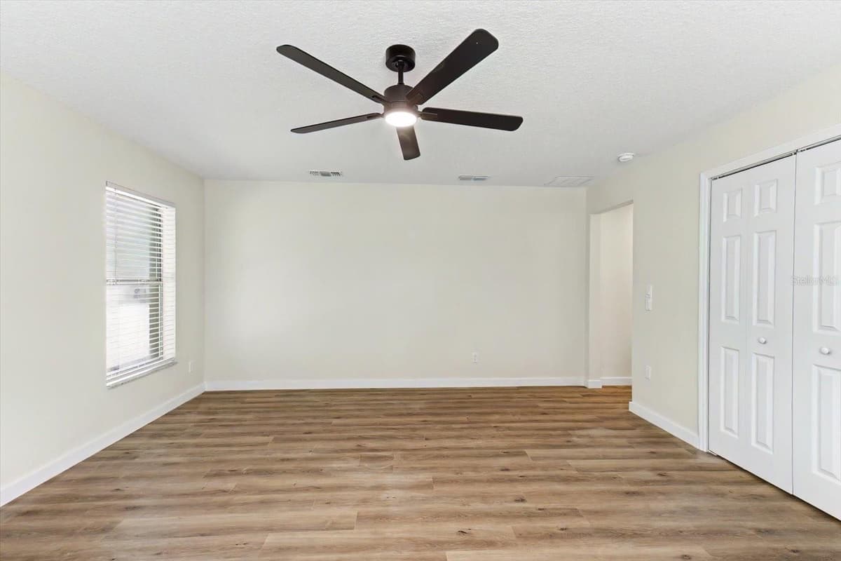 47 DAHLIA DRIVE — photo 33 of 44
