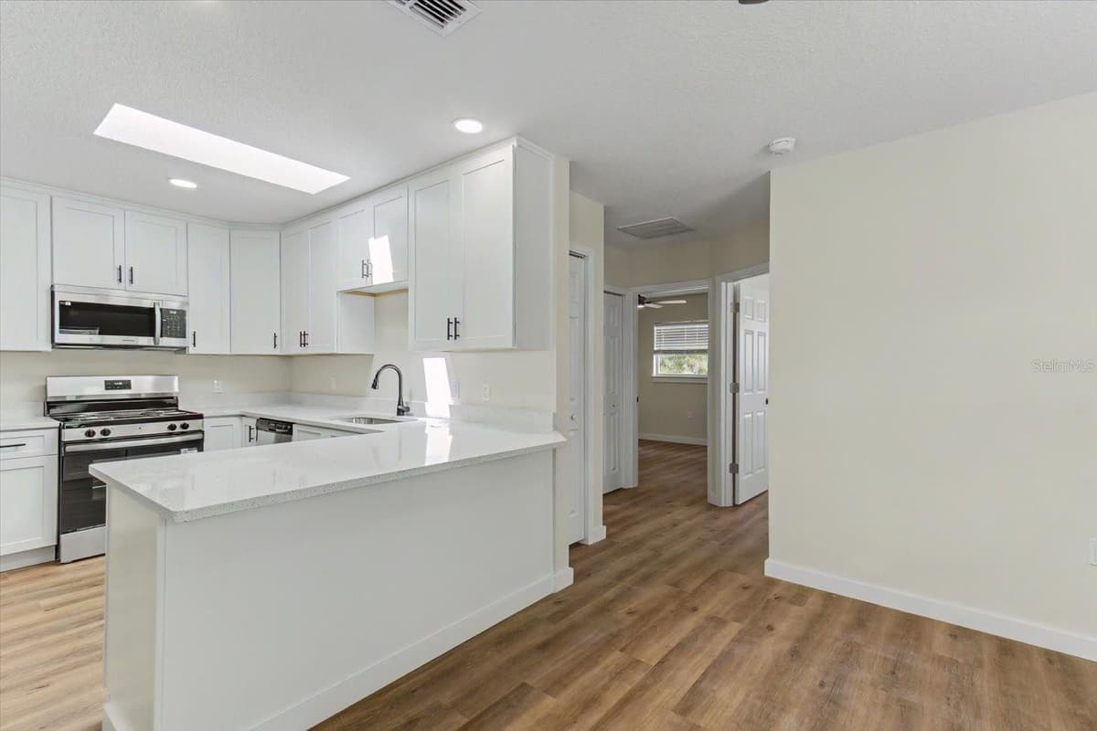 47 DAHLIA DRIVE — photo 19 of 44