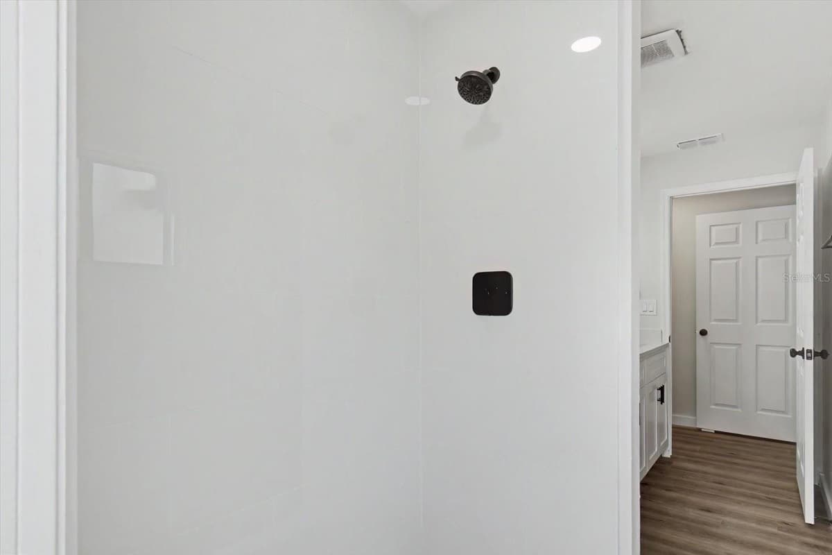 47 DAHLIA DRIVE — photo 29 of 44