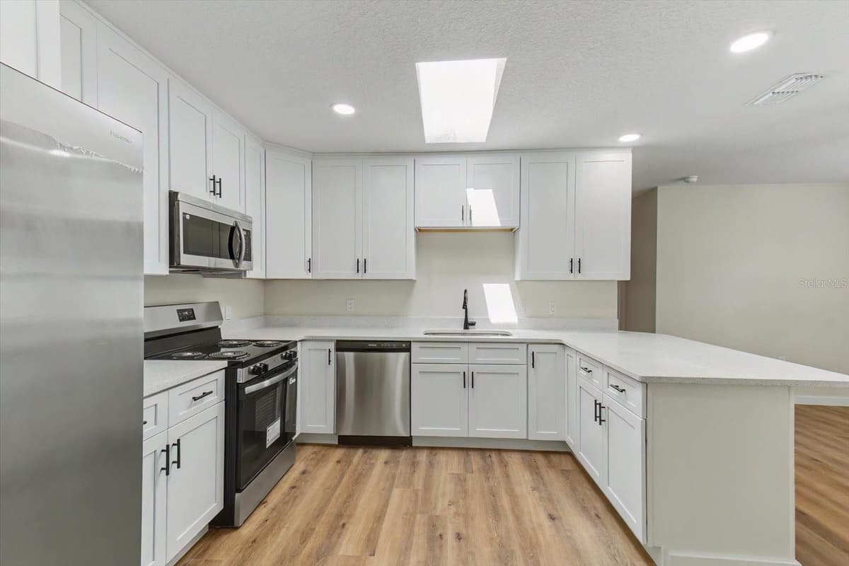 47 DAHLIA DRIVE — photo 13 of 44