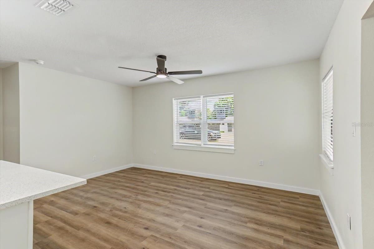 47 DAHLIA DRIVE — photo 17 of 44