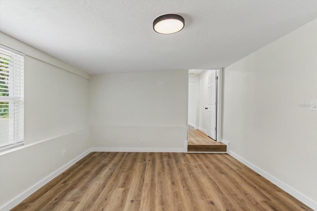 47 DAHLIA DRIVE — photo 26 of 44