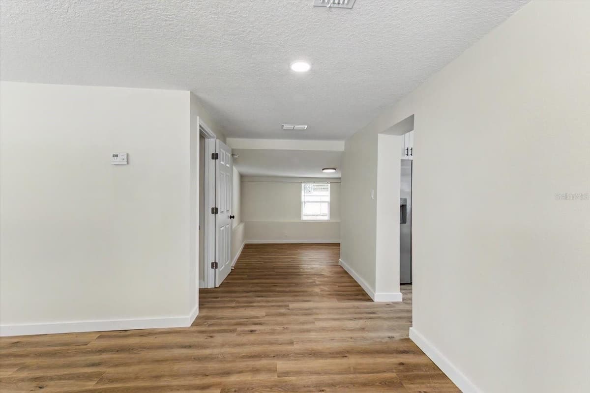 47 DAHLIA DRIVE — photo 16 of 44