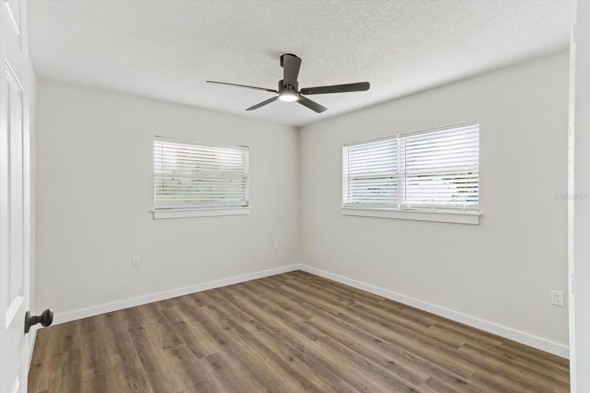 47 DAHLIA DRIVE — photo 23 of 44