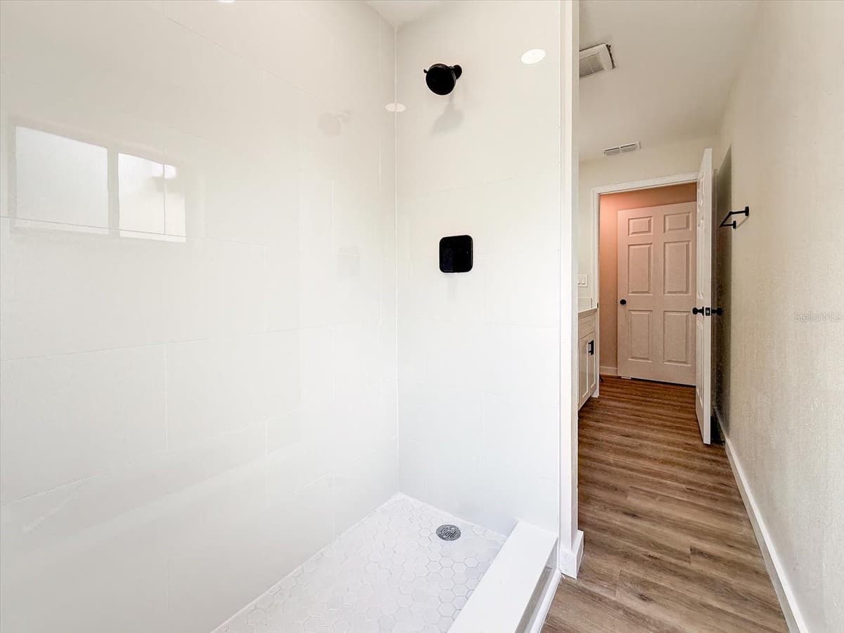 47 DAHLIA DRIVE — photo 34 of 44
