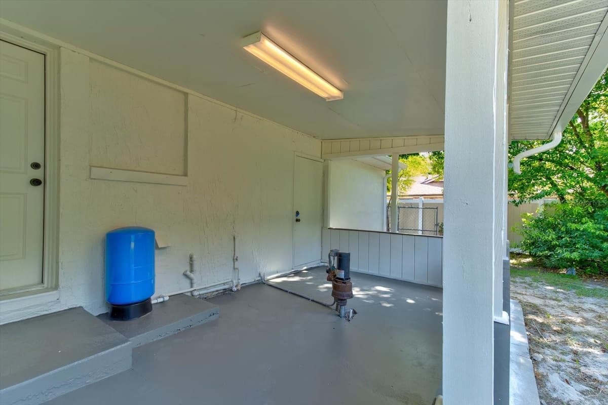 47 DAHLIA DRIVE — photo 37 of 44