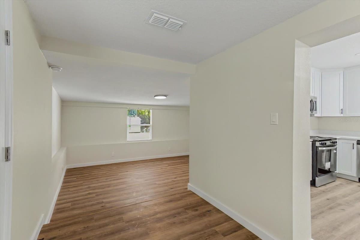 47 DAHLIA DRIVE — photo 9 of 44