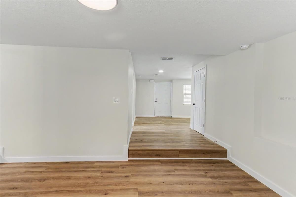 47 DAHLIA DRIVE — photo 27 of 44