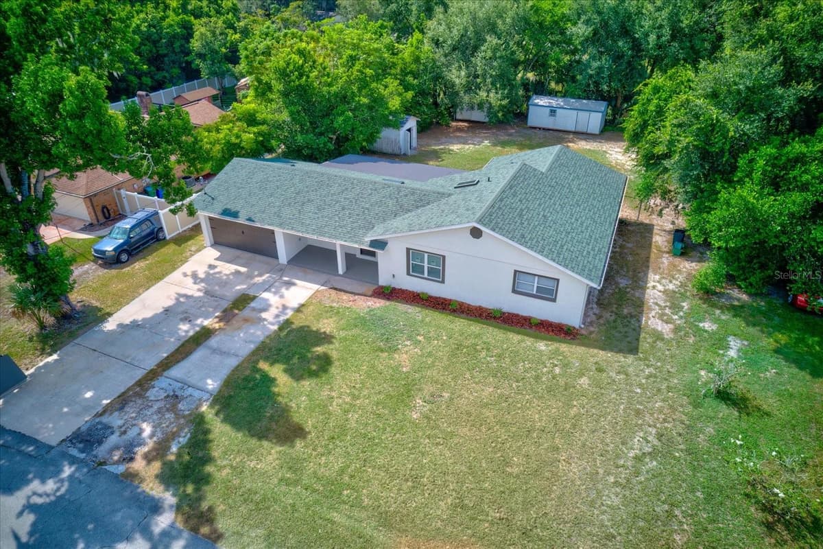 47 DAHLIA DRIVE — photo 4 of 44
