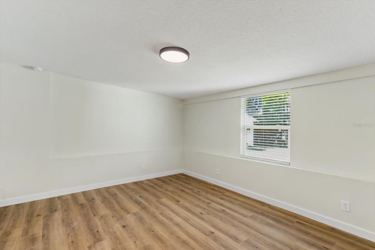 47 DAHLIA DRIVE — photo 28 of 44