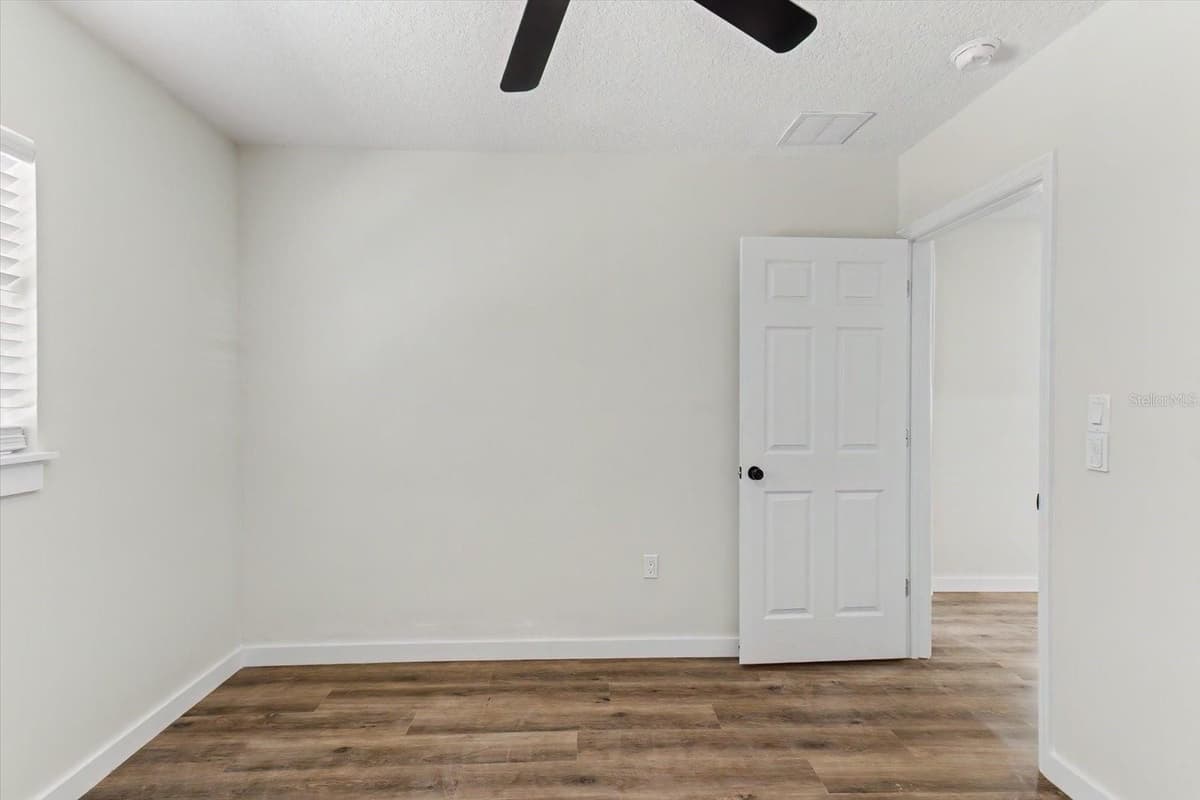 47 DAHLIA DRIVE — photo 22 of 44