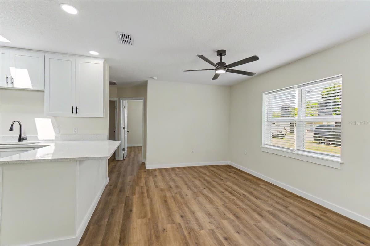 47 DAHLIA DRIVE — photo 18 of 44