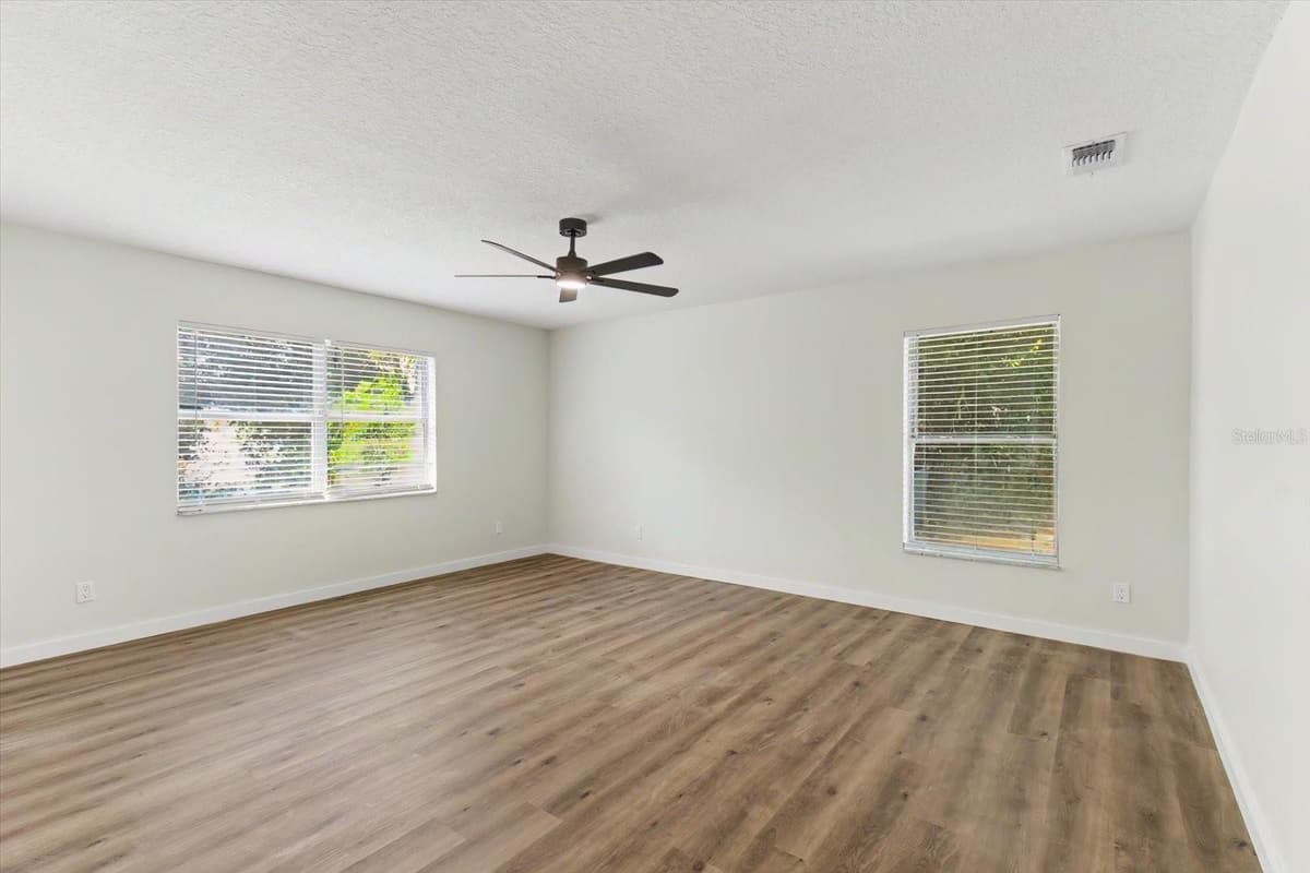 47 DAHLIA DRIVE — photo 30 of 44