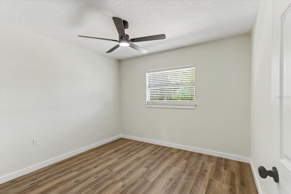 47 DAHLIA DRIVE — photo 21 of 44