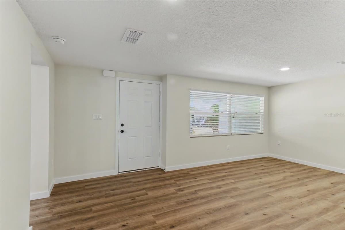 47 DAHLIA DRIVE — photo 15 of 44