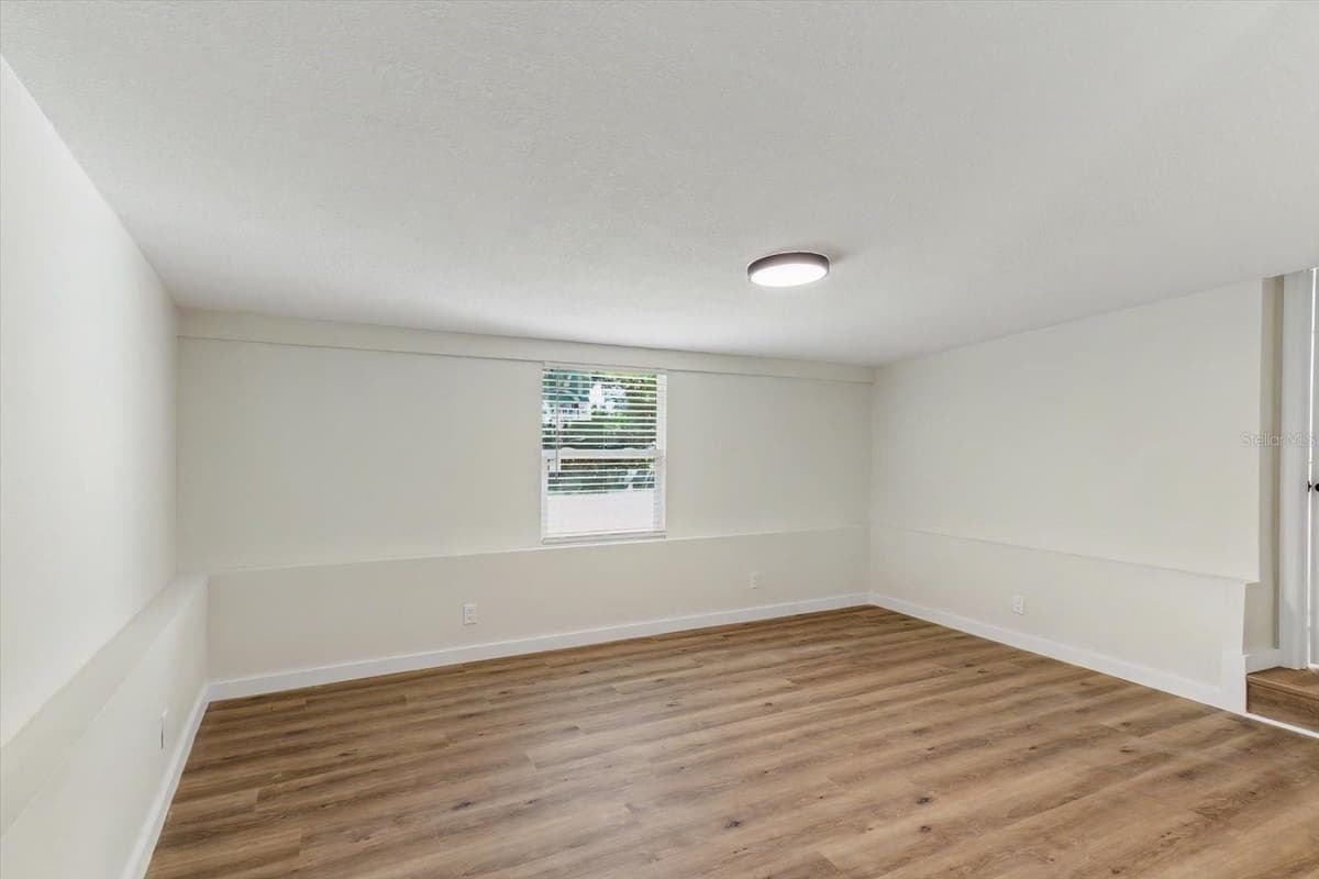 47 DAHLIA DRIVE — photo 25 of 44