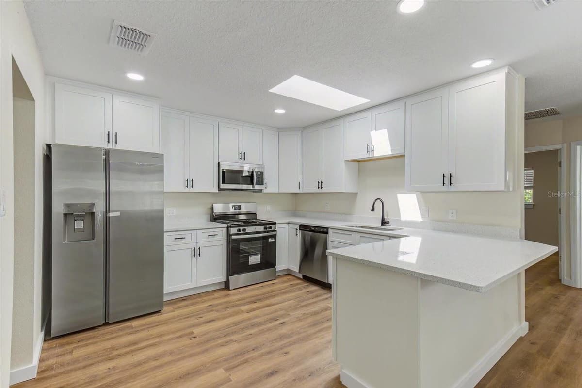 47 DAHLIA DRIVE — photo 10 of 44